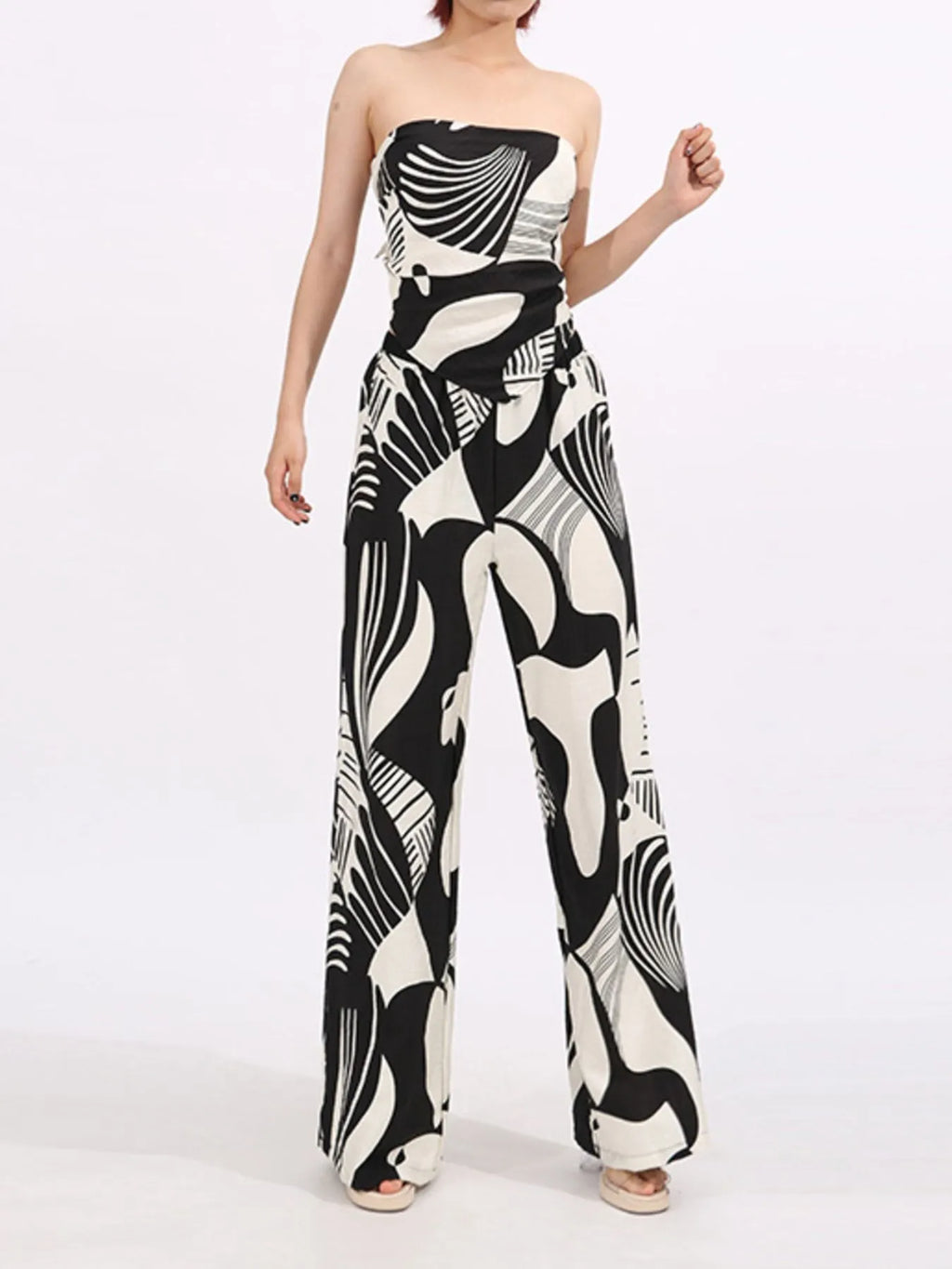 Women’s strapless tube top and wide-leg pants set with black-and-white abstract graphic print